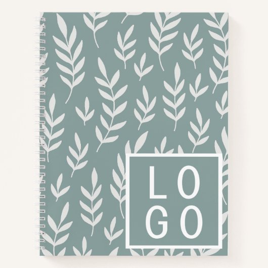 熱帯植物の葉柄のセージと白のロゴ ノートブック (正面)