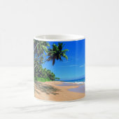 熱帯楽園のビーチおよびpalmtreesのマグ コーヒーマグカップ (中央)