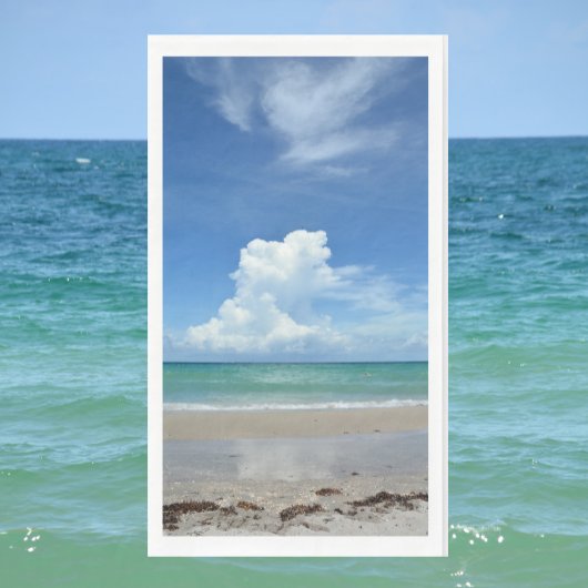 熱帯海沿岸を流れる嵐の雲