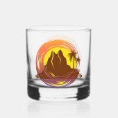 熱帯火山の風景とヤシの木が入ったバッジ ウイスキーグラス (裏面)
