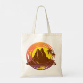 熱帯火山の風景とヤシの木が入ったバッジ トートバッグ (裏面)
