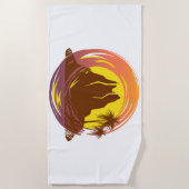 熱帯火山の風景とヤシの木が入ったバッジ ビーチタオル (正面)