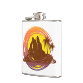 熱帯火山の風景とヤシの木が入ったバッジ フラスク (左)