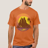 熱帯火山の風景とヤシの木が入ったバッジ Tシャツ (正面)
