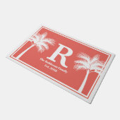 熱帯白いヤシの木及び珊瑚のピンクの姓 ドアマット (アングル)