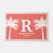 熱帯白いヤシの木及び珊瑚のピンクの姓 ドアマット (正面)