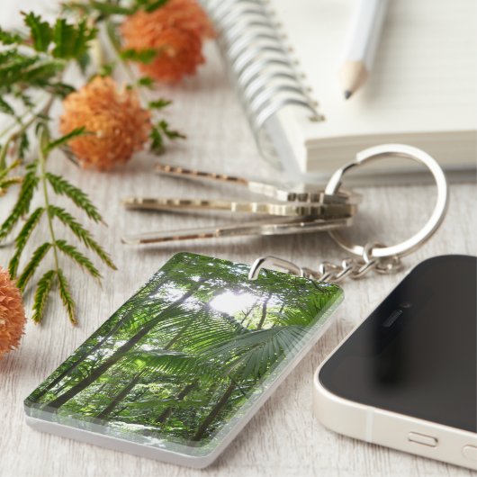 熱帯緑の熱帯雨林の天蓋を通る日光 キーホルダー (正面右)