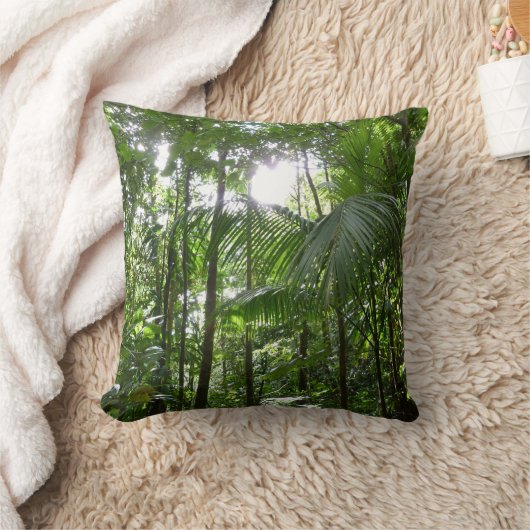 熱帯緑の熱帯雨林の天蓋を通る日光 クッション (ブランケット)