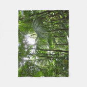 熱帯緑の熱帯雨林の天蓋を通る日光 フリースブランケット (正面)