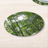 熱帯緑の熱帯雨林の天蓋を通る日光 ラウンドペーパーコースター (アングル)