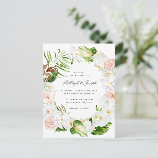 熱帯花の緑の草木は結婚式を包みます インビテーションポストカード (スタンド正面)