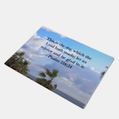 熱帯詩篇118:24海とヤシの木 ドアマット (アングル)