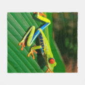 熱帯雨林の緑の目が赤いアマガエル フリースブランケット (正面(横))