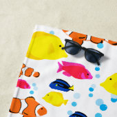 熱帯魚のパーソナライズな男の子のおもしろいの明るい色 ビーチタオル (インサイチュ)