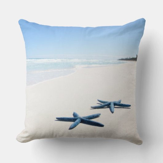 熱帯2の水の端の2匹の青いヒトデ クッション (正面)