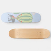 熱気の気球の上昇に乗っているかわいい象 スケートボード (横)