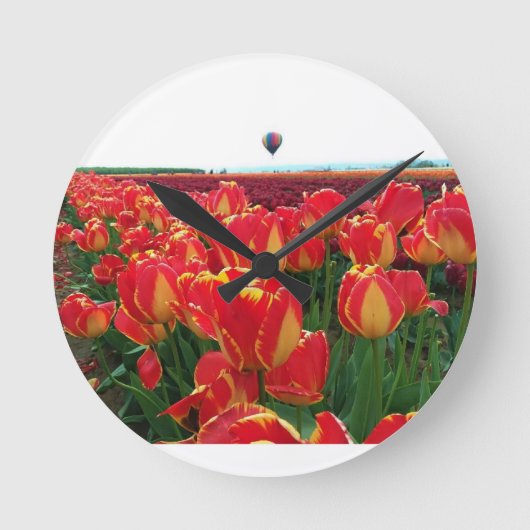 熱気球で野原でバンジャ・ルカ・チューリップス ラウンド壁時計 (正面)