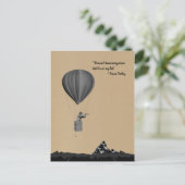 熱気球と山を持つ世界旅行者 ポストカード (スタンド正面)