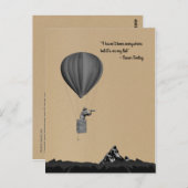 熱気球と山を持つ世界旅行者 ポストカード (正面/裏面)