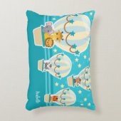 . .熱気球に飛んでいるうっとりするかわいいジャングル動物 アクセントクッション (正面(垂直))