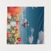 熱気球の下に黄色と赤のチューリップの花が咲く タペストリー (正面(横))