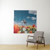 熱気球の下に黄色と赤のチューリップの花が咲く タペストリー (インサイチュ)