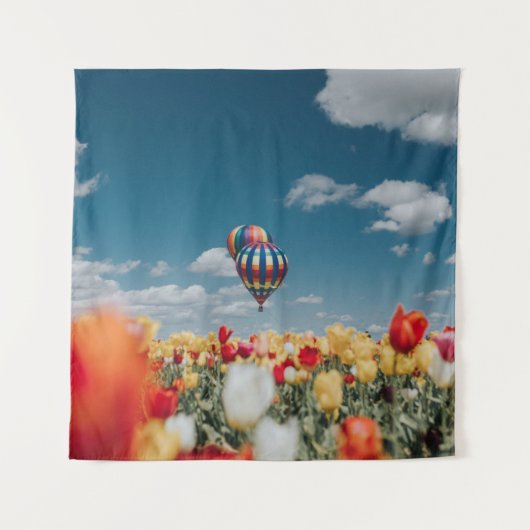 熱気球の下に黄色と赤のチューリップの花が咲く タペストリー (正面)