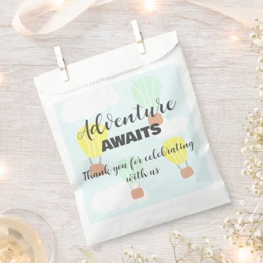 熱気球の赤男女兼用ちゃんシャワー フェイバーバッグ (クリップ留めされた状態)