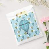 熱気球の青と緑の曇り空 フェイバーバッグ (封をした状態)