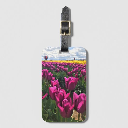 熱気球を使ったフィールドの紫色のチューリップ ラゲッジタグ (正面縦)