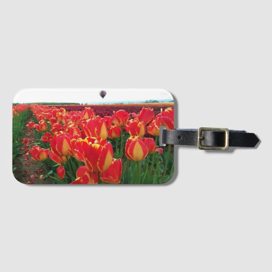 熱気球を使った野原でのバンジャルカのチューリップ ラゲッジタグ (正面横)