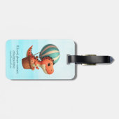 熱気球飛んでいるに乗ったかわいいディノ ラゲッジタグ (裏面横)