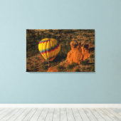 熱気球、レッドロック、ココナノ全国 キャンバスプリント (インサイチュ (ウッドフロア))