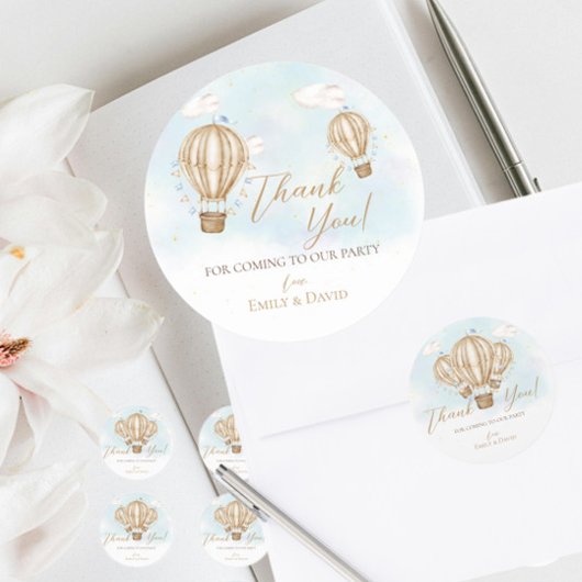 熱気茶色の風船の青いフラグが雲感謝していする ラウンドシール