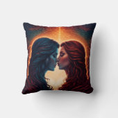 熱烈な背景に抱き込む二人の女性 クッション (裏面)