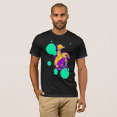 熱狂するでクールなシルクハットのペンギン Tシャツ (正面フル)