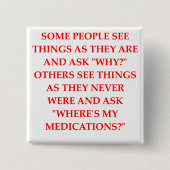 熱狂するな精神科医の冗談 缶バッジ (正面)