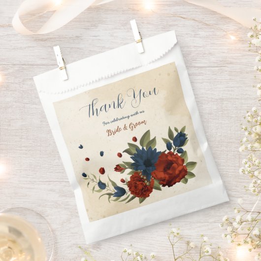 燃えたオレンジとネイビーブルーのフローラ結婚 フェイバーバッグ (クリップ留めされた状態)