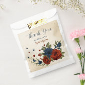 燃えたオレンジとネイビーブルーのフローラ結婚 フェイバーバッグ (封をした状態)