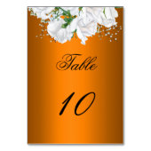 燃えたオレンジの上に白いバラの結婚花束 テーブルナンバー (正面)