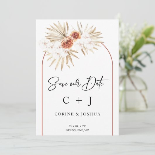 燃えたオレンジ色のアーチドライフローラ日付カードを保存 招待状 (スタンド正面)