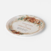 燃えたオレンジ色のテラコッタと緑の葉のアーチ ペーパープレート (アングル)