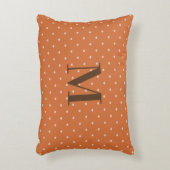 燃えたオレンジ色のミニハートの背景パーソナライズされた アクセントクッション (正面(垂直))