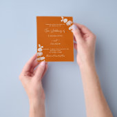 燃えたオレンジ色のユーカリ予算結婚式招待状 チラシ (手)