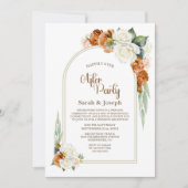 燃えたオレンジ色の白いフローラ結婚アーチのパーティー 招待状 (正面)