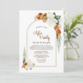 燃えたオレンジ色の白いフローラ結婚アーチのパーティー 招待状 (スタンド正面)