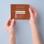 燃えたオレンジ色の銀杏結婚予算の応答RSVP チラシ (手)