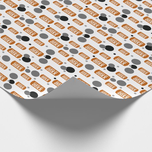 燃えたオレンジ色の"クラス"犬のラベルとドットのパターン ラッピングペーパー (角)