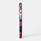 燃えるような夕日の超現実的なドラマチックな雲 iPhone 16ケース (左側面)