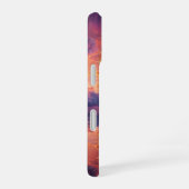 燃えるような夕日の超現実的なドラマチックな雲 iPhone 16ケース (右側面)